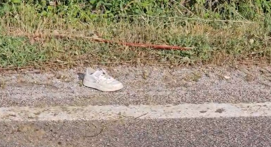 Atletja e vog&euml;lushit n&euml; rrug&euml; dhe makina n&euml; ar&euml;, pamje
