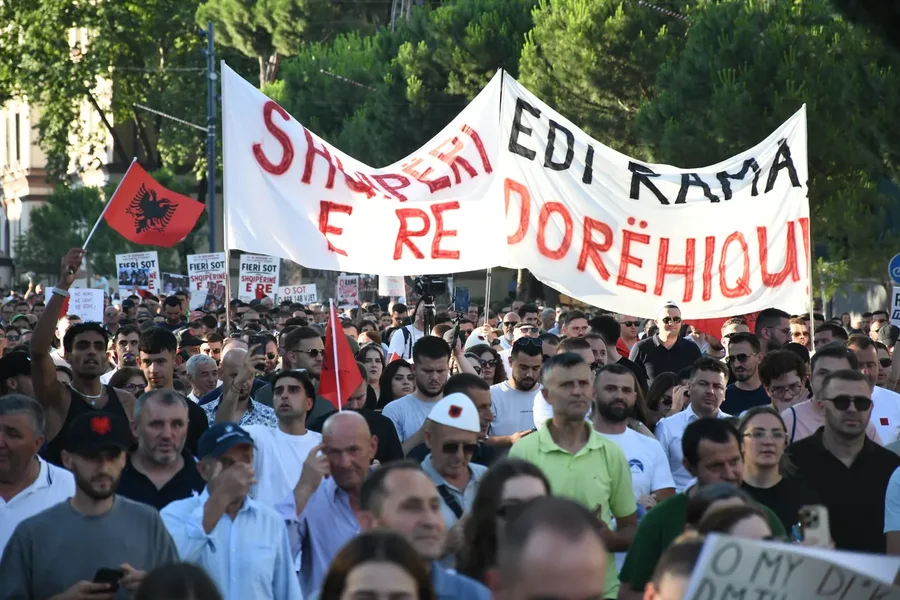 Rama dhe PS-ja festojn&euml; pak metra m&euml; tej, por protestuesit nuk ndalen!