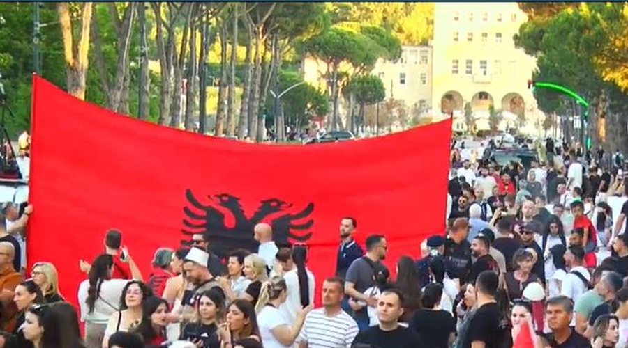 &Ccedil;far&euml; po ndodh n&euml; protest&euml;? I riu ofendon tubuesit,