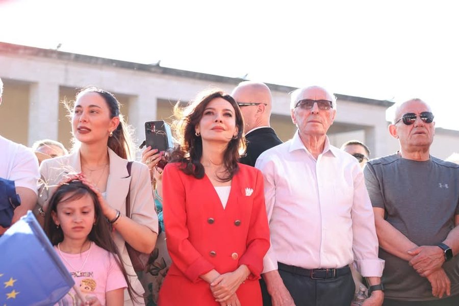 PS n&euml; fest&euml;, shqiptar&euml;t n&euml; protest&euml;! Mesazhi i koduar i