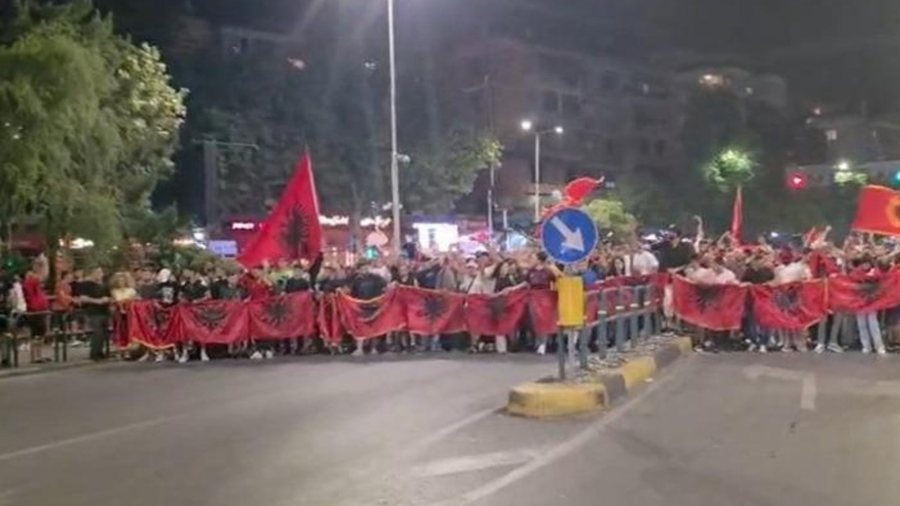 Dita e 13-t&euml; e protest&euml;s, pas fjalimeve qytetar&euml;t nisin marshimin