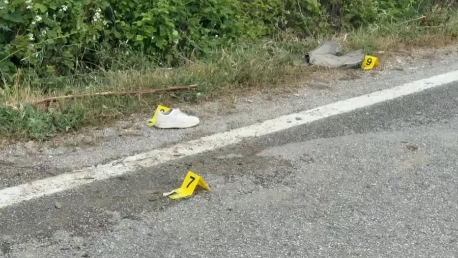 &ldquo;N&euml;na po qante mbi f&euml;mij&euml;n e mbuluar me balt&euml;&rdquo;,