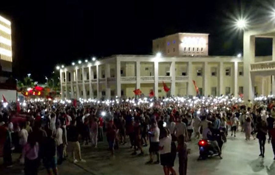 Rama i ftoi t&euml; b&euml;hen pjes&euml; e PS-s&euml;, mij&euml;ra protestues i