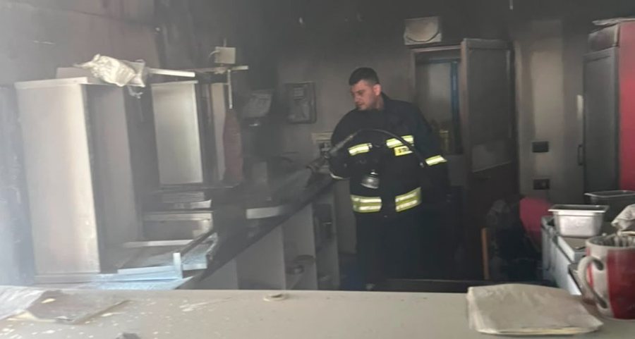 Panik n&euml; Mamurras! P&euml;rfshihet nga flak&euml;t nj&euml; byrektore,
