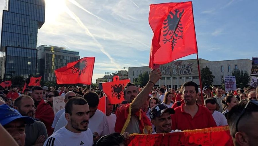 Starton protesta e 14-t&euml;! Qytetar&euml;t vendosin k&euml;puc&euml; para
