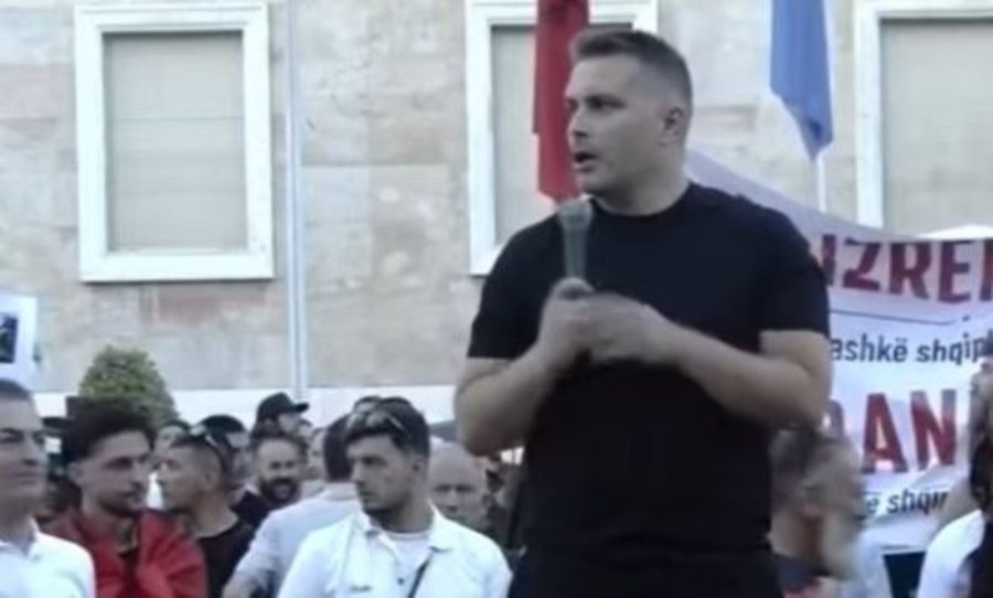 Gazetari Flavio Qarri n&euml; protest&euml;: Nuk mund t&euml; rrim&euml; m&euml;