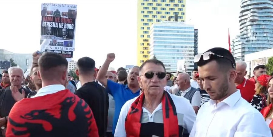 Me thirrjet &ldquo;Rama n&euml; burg, Berisha n&euml; burg&rdquo;, nis protesta