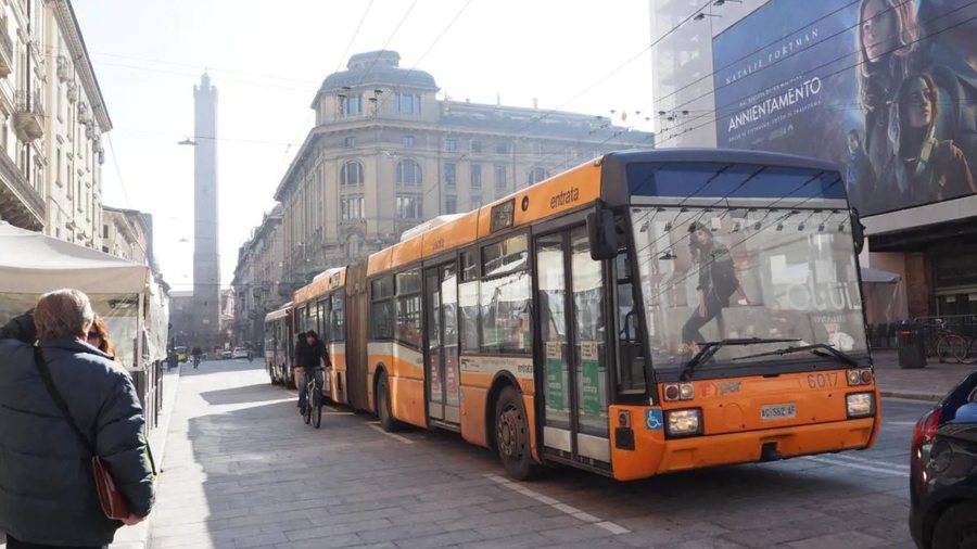 Shoferi ndaloi autobusin larg stacionit, pasagjeri i ACARUAR e sulmon brutalisht