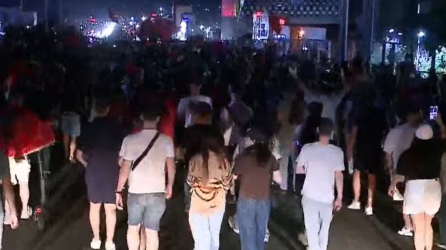 Ju erdhi FUNDI! Qytetar&euml;t mes brohorimave vijojn&euml; marshimin n&euml;
