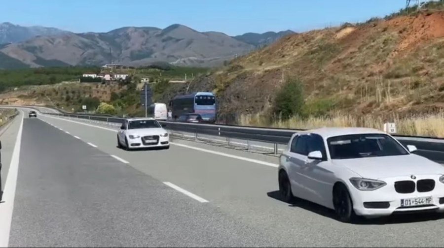 Aksident i r&euml;nd&euml; n&euml; aksin Rr&euml;shen-Reps! Makina merr