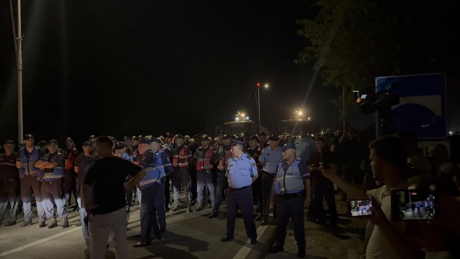Bllokimi i autostrad&euml;s Tiran&euml;-Durr&euml;s dhe rrug&euml;s s&euml;