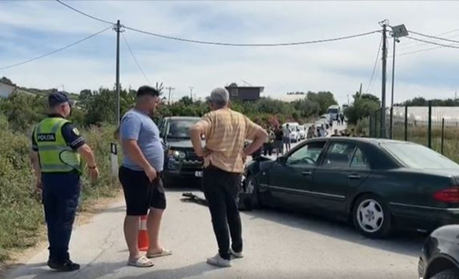 P&euml;rplasen dy makina n&euml; Fier-Libofsh&euml;, plagosen 4 persona, ja si