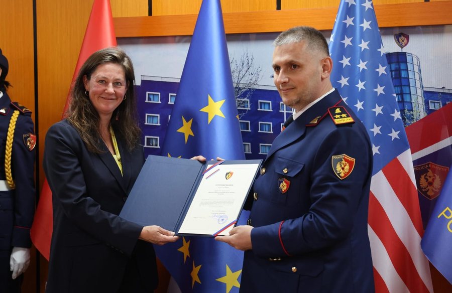 Policia e Shtetit nderon dy zyrtar&euml; t&euml; Ambasad&euml;s Amerikane, Hita: