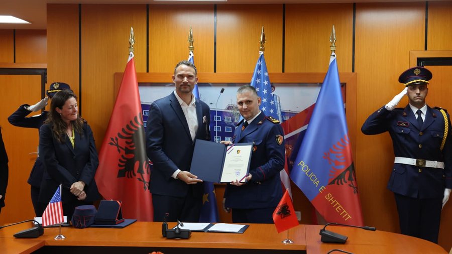 Policia e Shtetit nderon dy zyrtar&euml; t&euml; Ambasad&euml;s Amerikane, Hita: