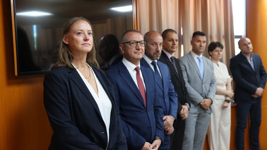 Policia e Shtetit nderon dy zyrtar&euml; t&euml; Ambasad&euml;s Amerikane, Hita: