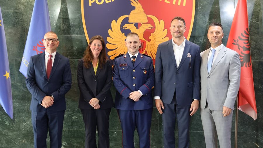 Policia e Shtetit nderon dy zyrtar&euml; t&euml; Ambasad&euml;s Amerikane, Hita: