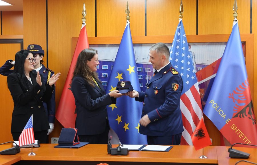 Policia e Shtetit nderon dy zyrtar&euml; t&euml; Ambasad&euml;s Amerikane, Hita: