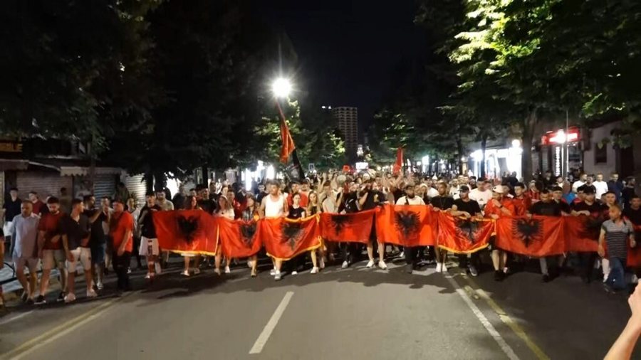 Me em&euml;r dhe mbiem&euml;r, publikohen p&euml;r her&euml; t&euml; par&euml;