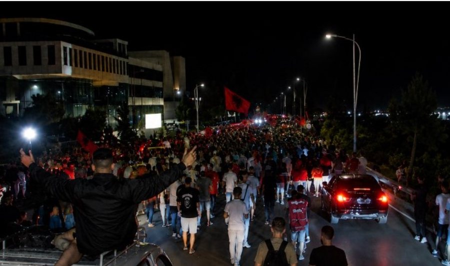 Organizuan dhe nxit&euml;n qytetar&euml;t p&euml;r bllokimin e autostrad&euml;s