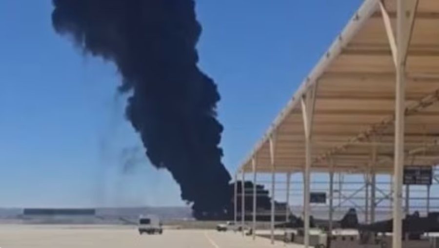 Tragjedi ajrore n&euml; SHBA! Bombarduesi B-52 rr&euml;zohet dhe shp&euml;rthen