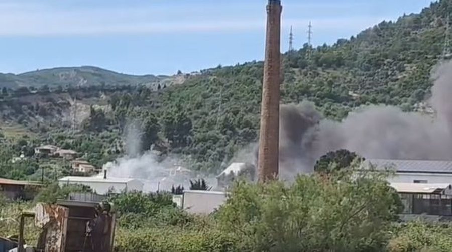 Zjarr i madh n&euml; nj&euml; biznes n&euml; ambientet e ish-Kombinatit