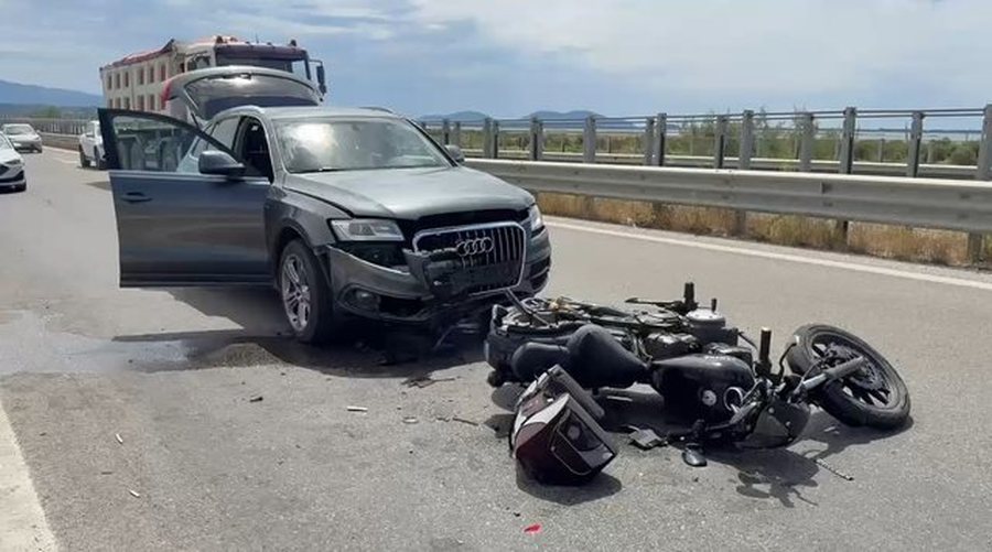 Aksident n&euml; Vlor&euml;! Makina p&euml;rplaset me motorin, l&euml;ndohet