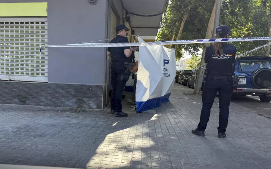 Tronditet Spanja! E gjeti t&euml; birin 2 vje&ccedil;ar t&euml; zhveshur, babai