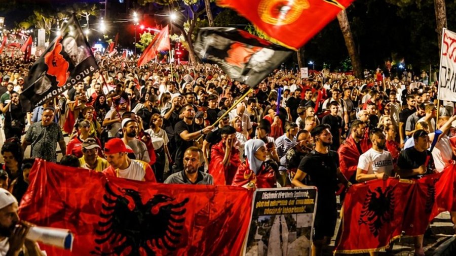 &ldquo;Europa &euml;sht&euml; me ne!&rdquo;, protestuesit vijojn&euml; marshimin