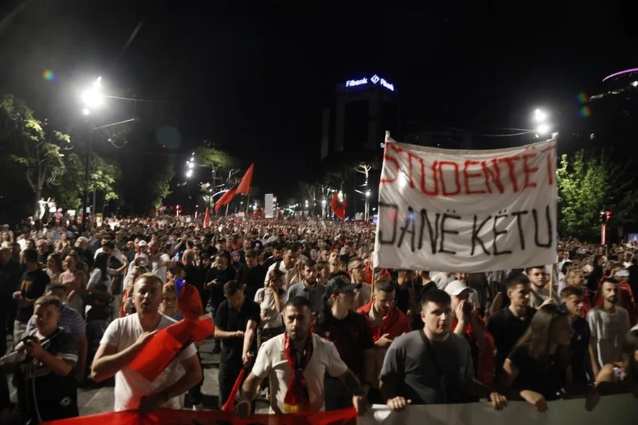 Protesta n&euml; Tiran&euml;, policia nis hetimet p&euml;r bllokimin e