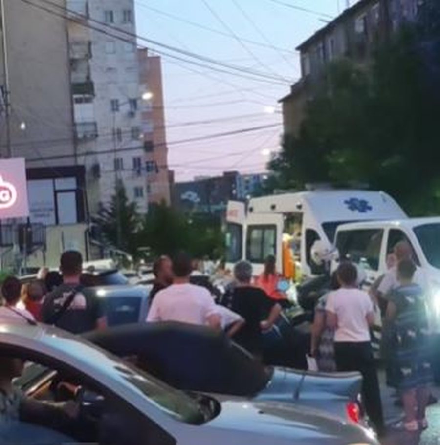 Qytetari tenton t&euml; grabis&euml; marketin n&euml; Kinostudio! E p&euml;son