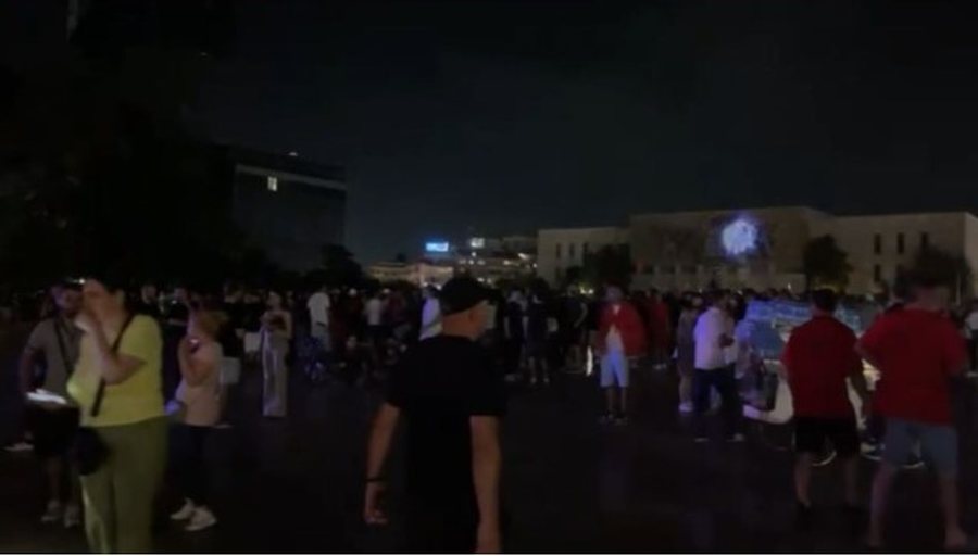 Me flamuj, k&euml;ng&euml; dhe valle, mbyllet n&euml; Sheshin Sk&euml;nderbej