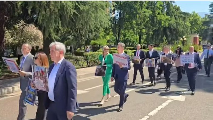 Opozita sjell frym&euml;n e protest&euml;s n&euml; Kuvend, deputet&euml;t