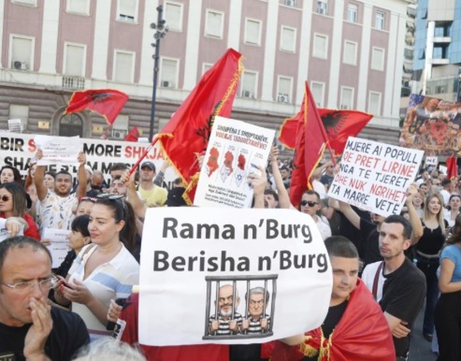 Sali Berisha k&euml;rkon plot&euml;simin e k&euml;rkesave t&euml; protestuesve,