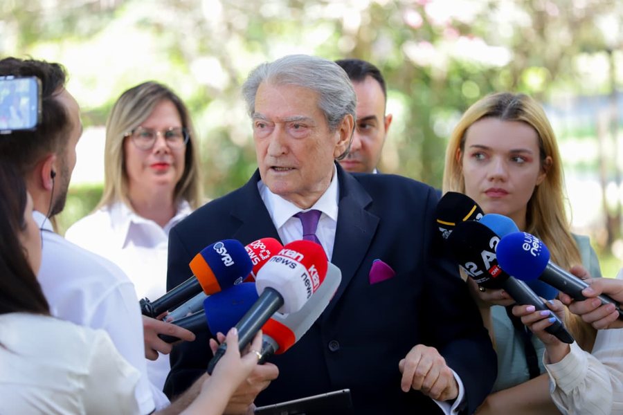 Do lejohet t&euml; kaloj&euml; Oqeanin, Sali Berisha e pranon p&euml;r her&euml;
