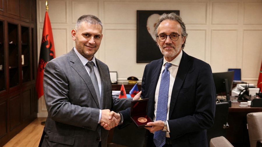 Hita takim me drejtuesit e Policis&euml; italiane: Bashk&euml;punimi po jep