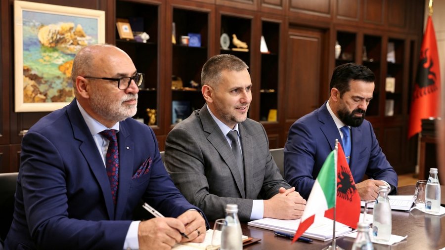 Hita takim me drejtuesit e Policis&euml; italiane: Bashk&euml;punimi po jep