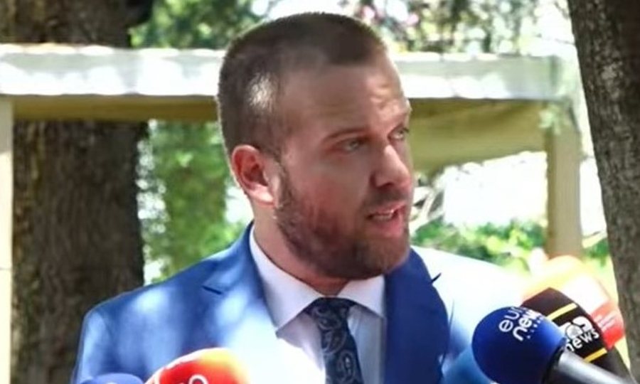 &ldquo;T&euml; pastrohet nga kalb&euml;sirat, kufomat dhe veshja poltike&rdquo;,