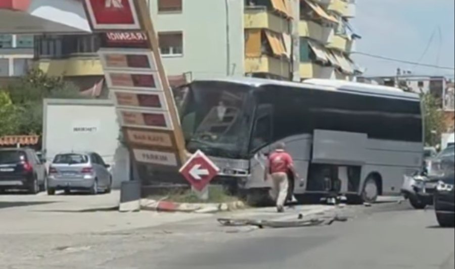 Aksident n&euml; hyrje t&euml; Elbasanit, autobusi humb kontrollin dhe