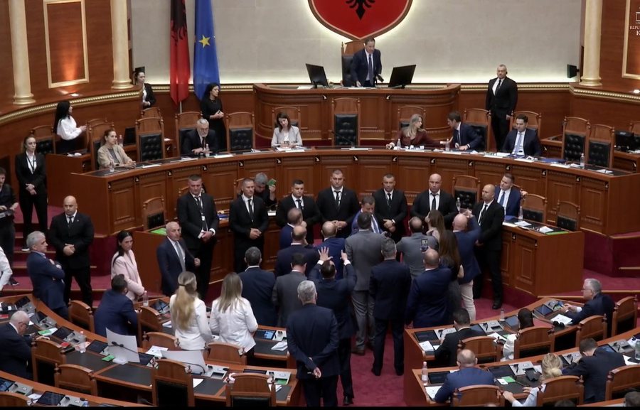 S&euml;rish KAOS n&euml; Kuvend, opozita bllokon foltoren, Flamur Noka