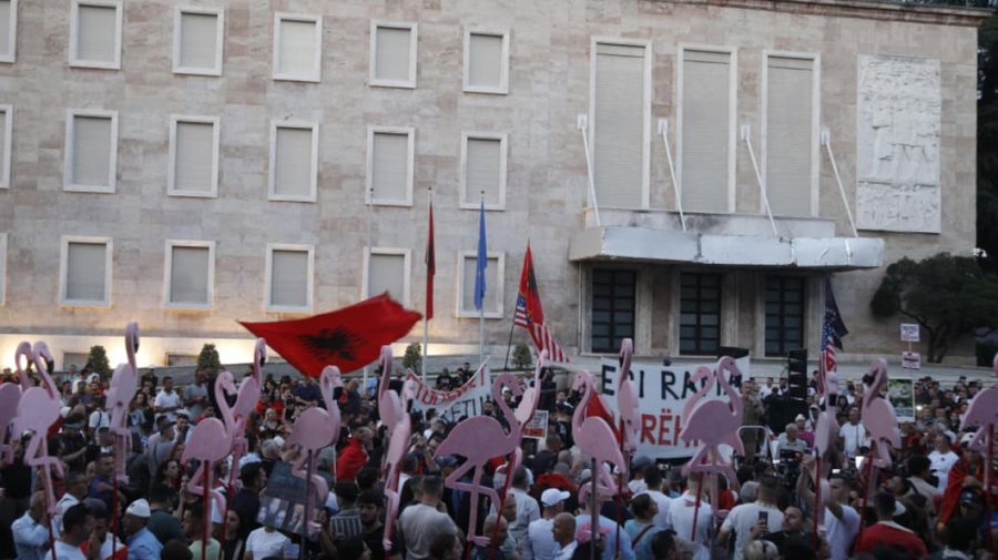 Debati se kush do t&euml; flas&euml; n&euml; protest&euml; p&euml;rfundon