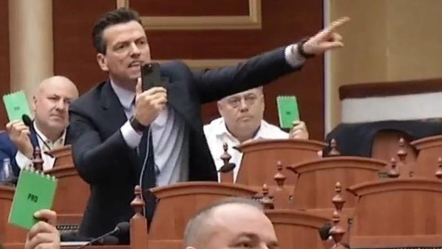 Shehaj p&euml;rplaset me Ram&euml;n n&euml; Kuvend, Peleshi e p&euml;rjashton