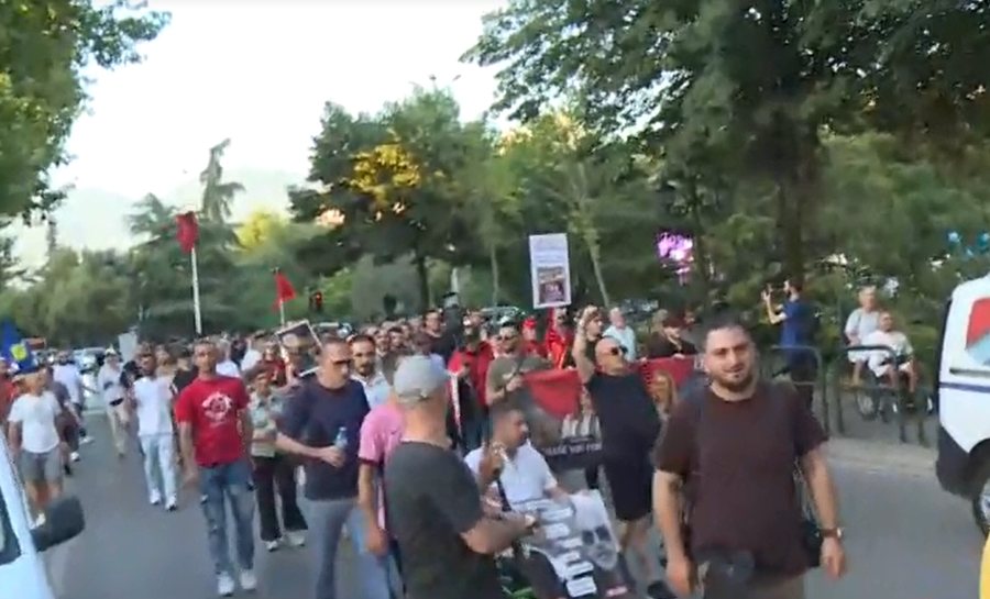 "Ju erdhi fundi", protestuesit rrethojn&euml; befasisht Parlamentin,