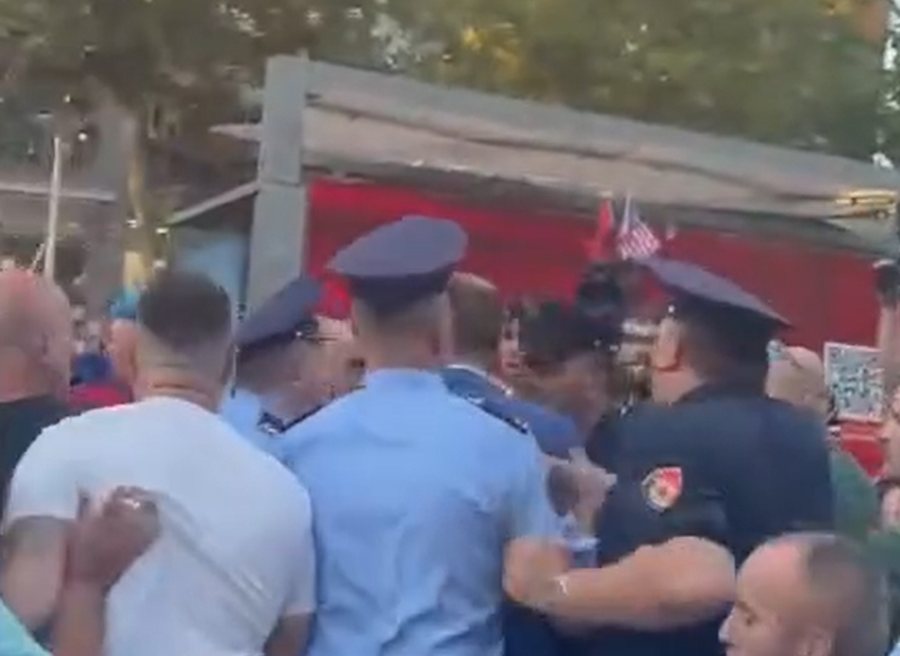 VIDEO/ U fut mes protestuesve q&euml; rrethuan Parlamentin, deputeti Ardit Bido