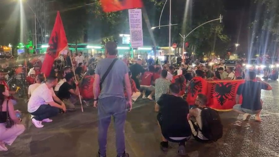 Marshuan rrug&euml;ve t&euml; Tiran&euml;s, protestuesit ulen