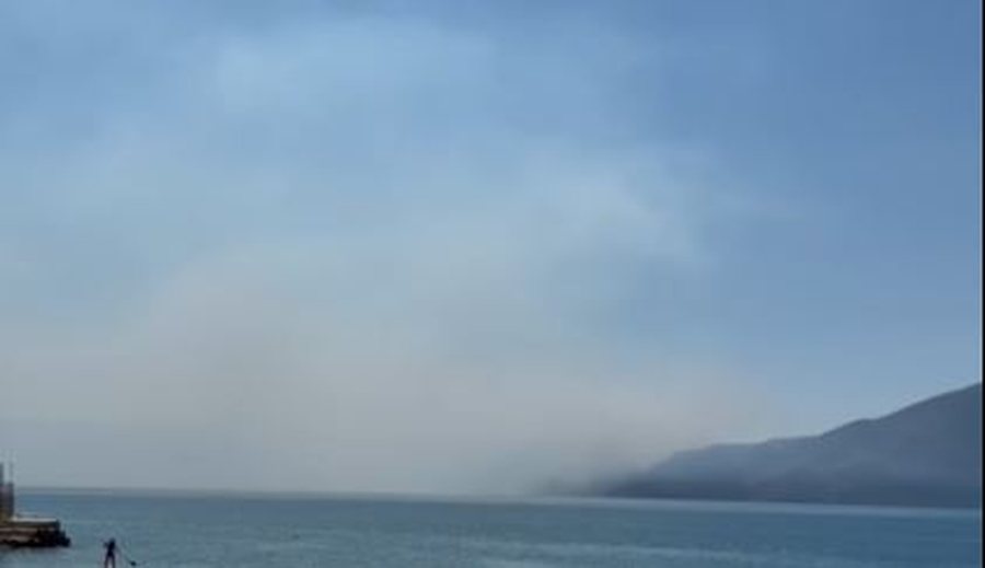 Zjarr i madh n&euml; Karaburun, tymi &ldquo;pushton&rdquo; bregdetin, dyshohet