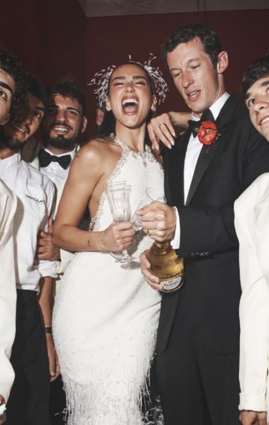 Dua Lipa ndan foton e para nga dasma! E veshur me fustanin e bardh&euml; me