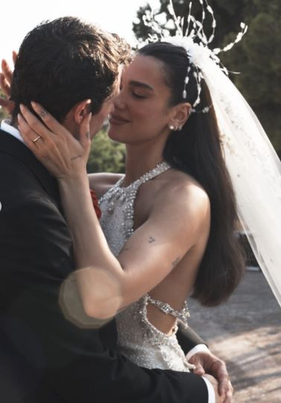 Dua Lipa ndan foton e para nga dasma! E veshur me fustanin e bardh&euml; me