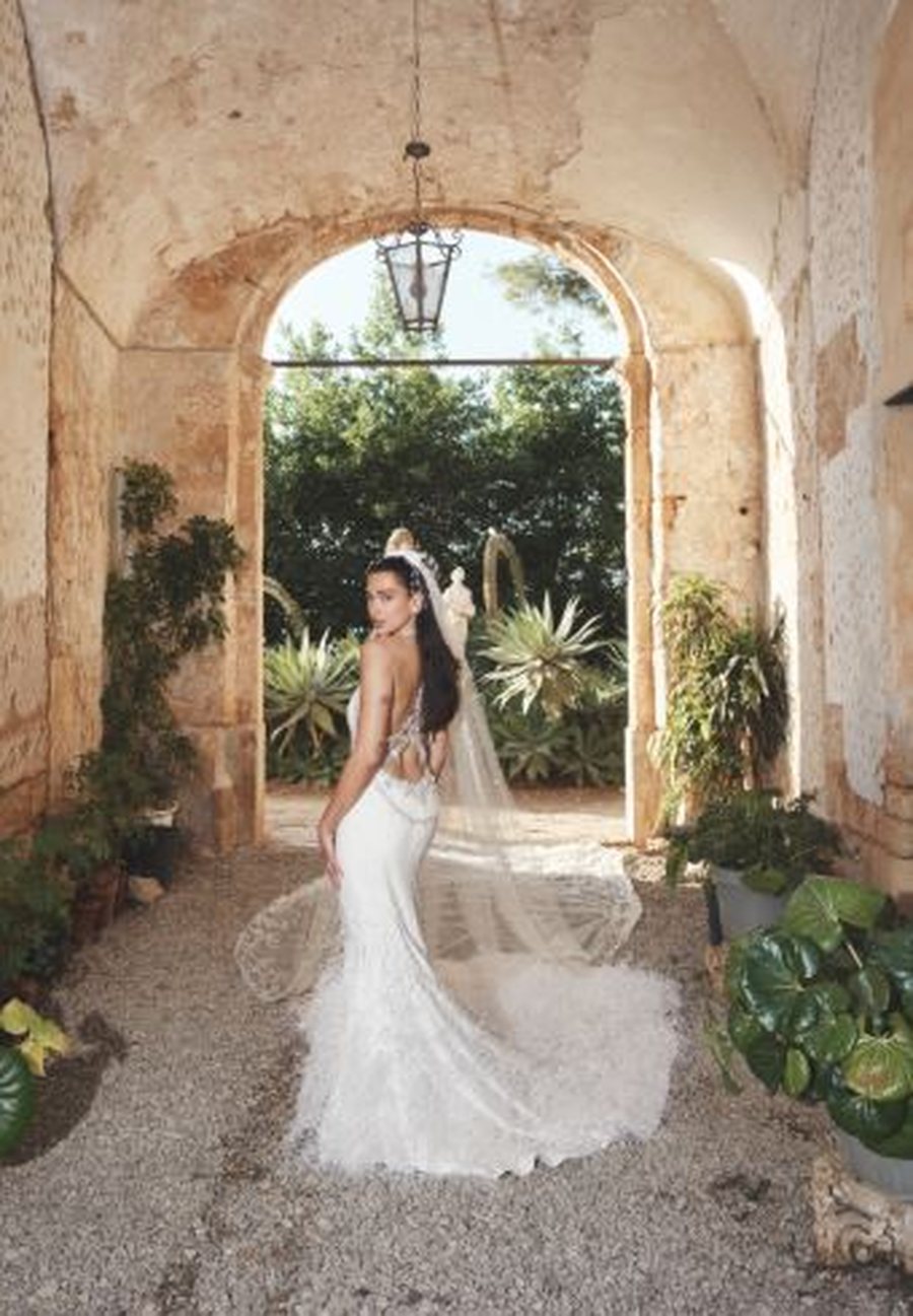 Dua Lipa ndan foton e para nga dasma! E veshur me fustanin e bardh&euml; me