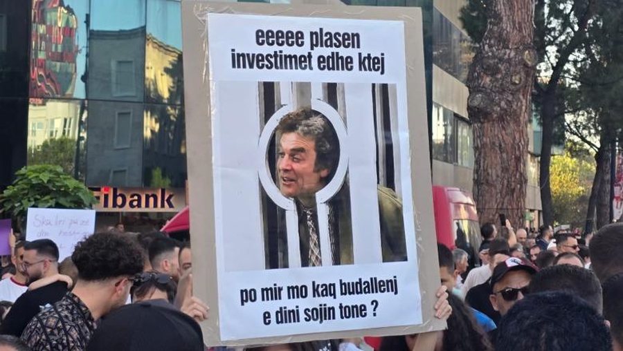 Protesta e memeve, t&euml; tallesh n&euml; zgripin e pamund&euml;sis&euml;