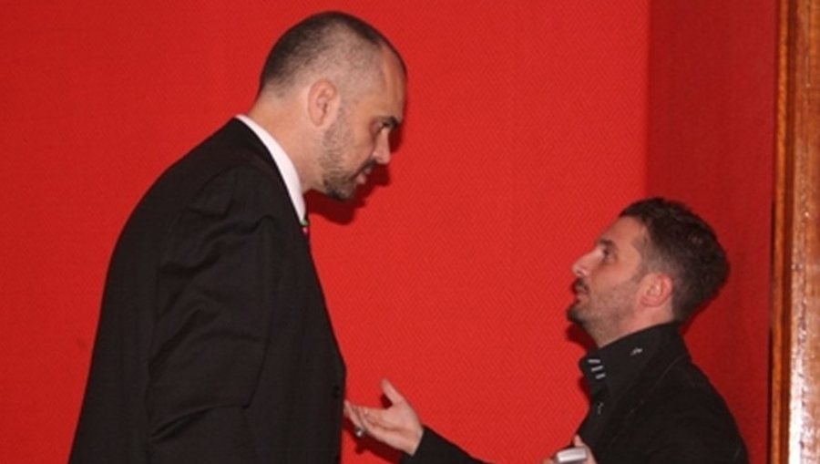 Rama &ldquo;i t&euml;rheq veshin&rdquo; Bra&ccedil;es n&euml; sy t&euml;